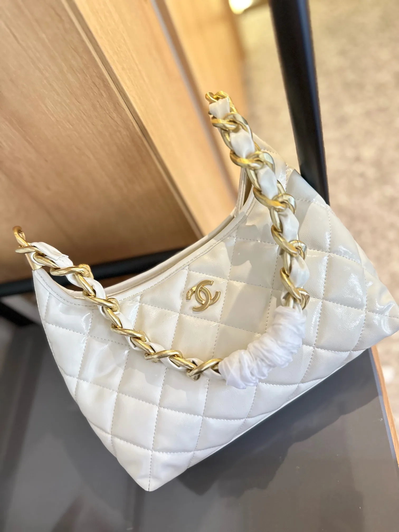 24a hobo bag 23cm white calfskin gold hardware
