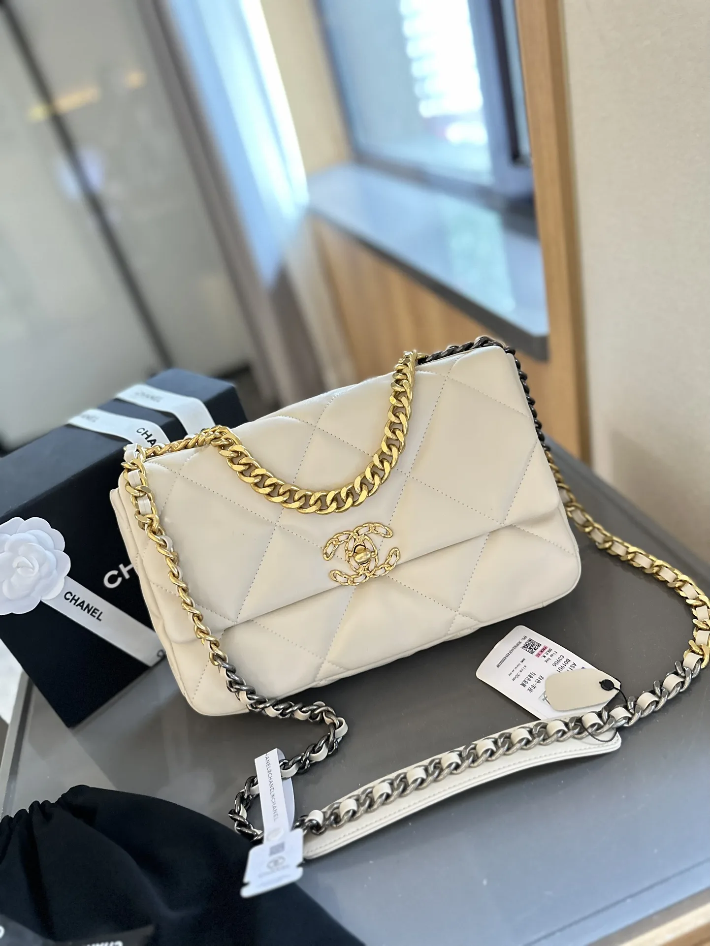 19 HANDBAG