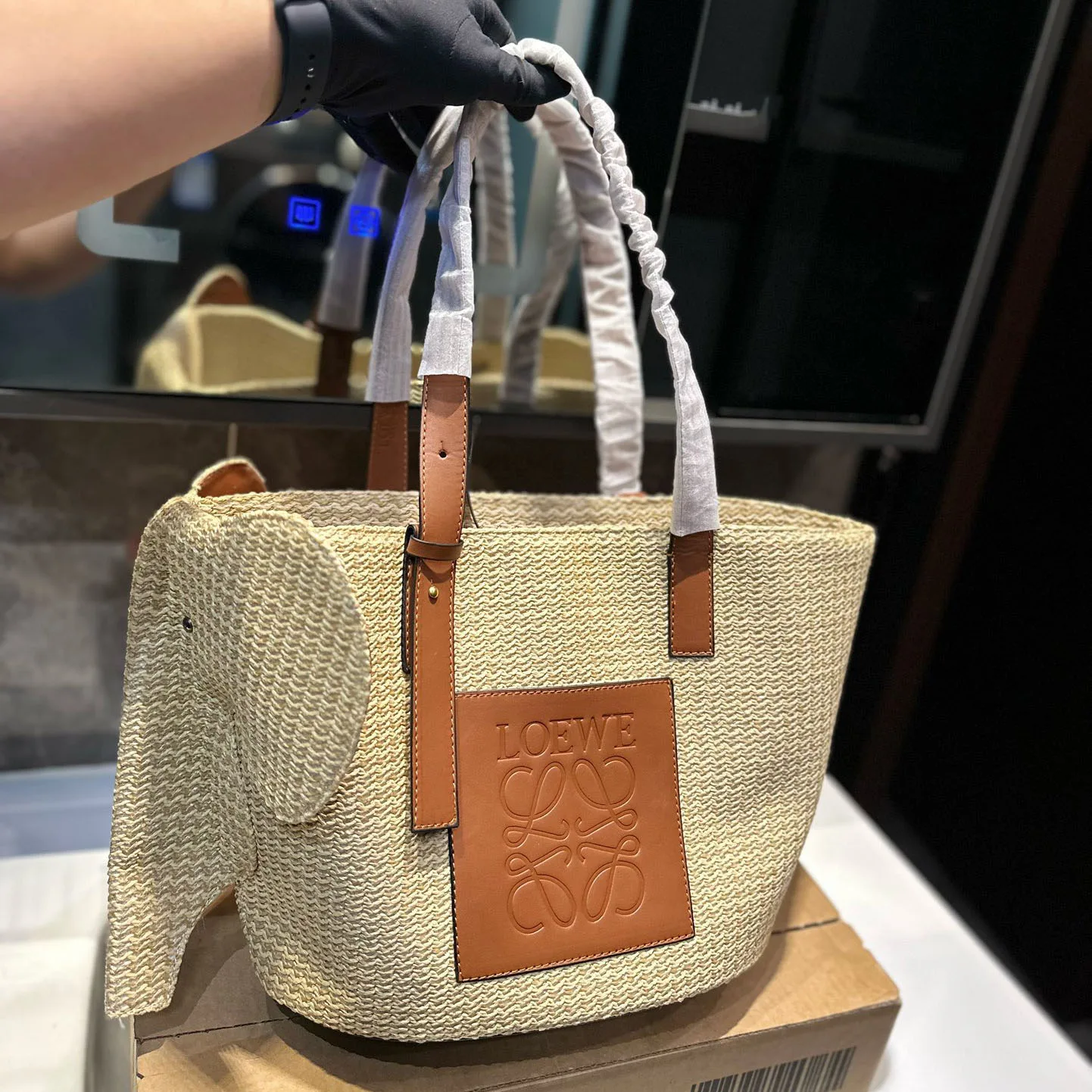Elephant basket in raffia and calfskin