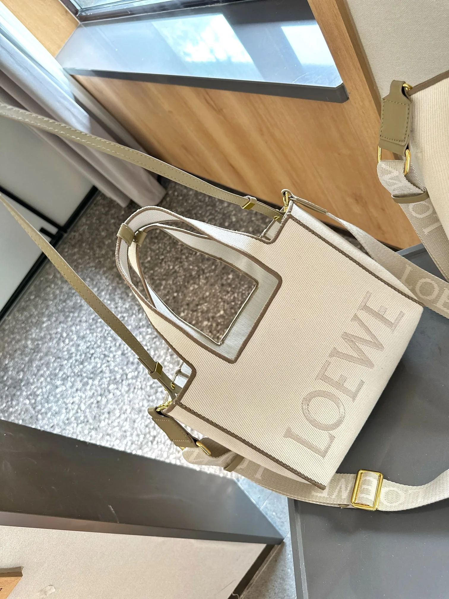 Font tote in raffia