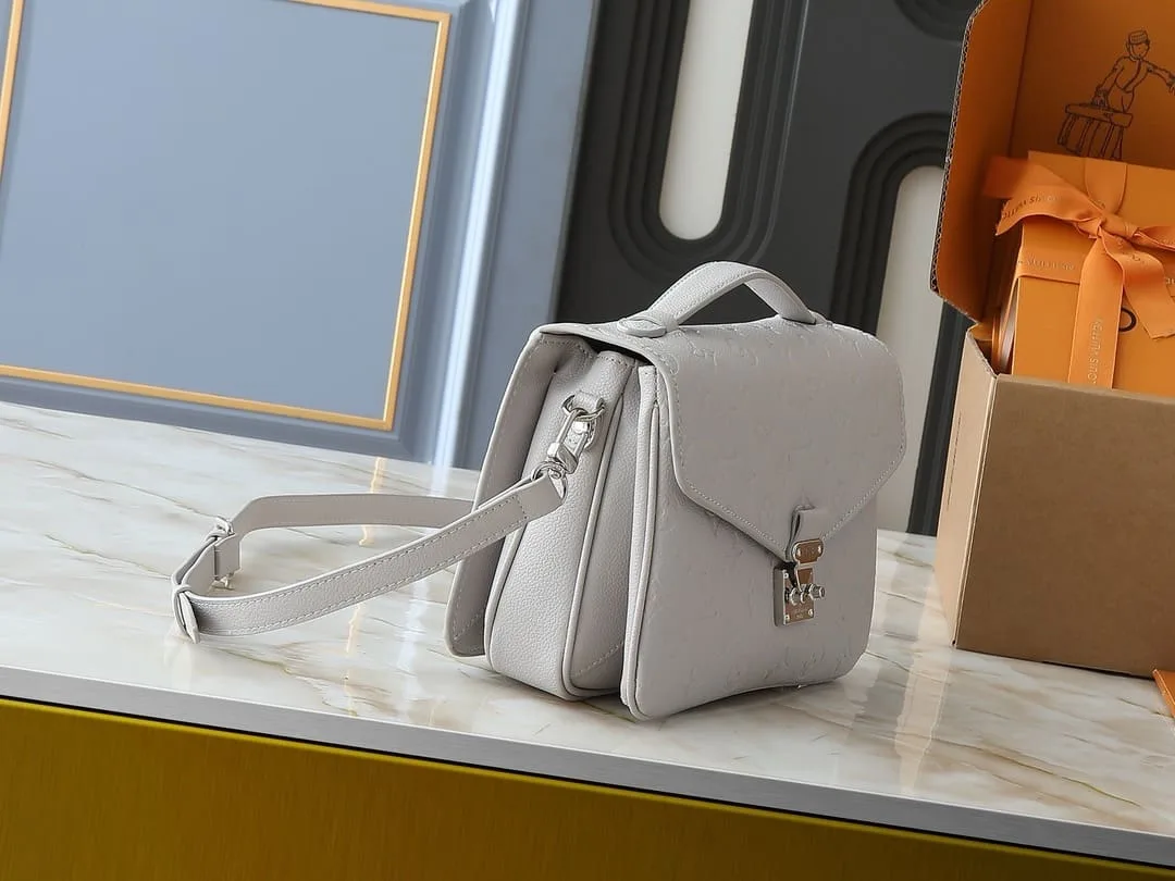 Louis Vuitton M13481 Pochette Métis