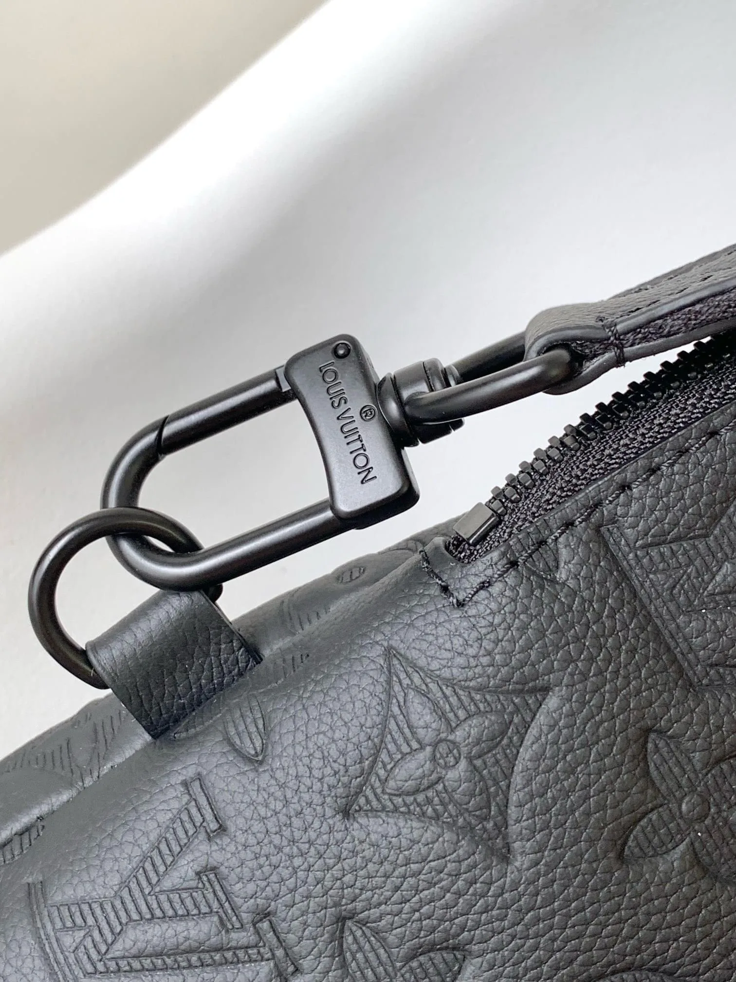 Louis Vuitton M21890 Duo Slingbag