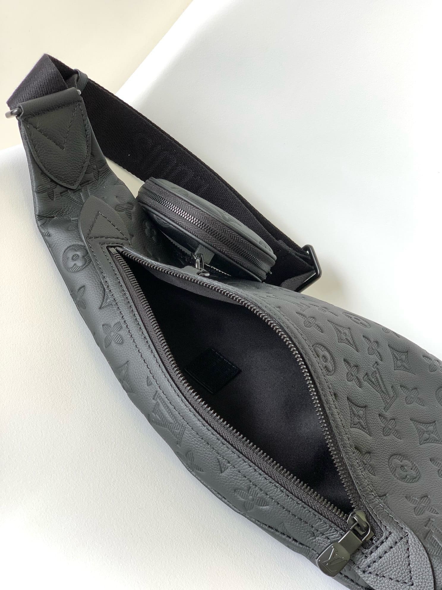 Louis Vuitton M21890 Duo Slingbag