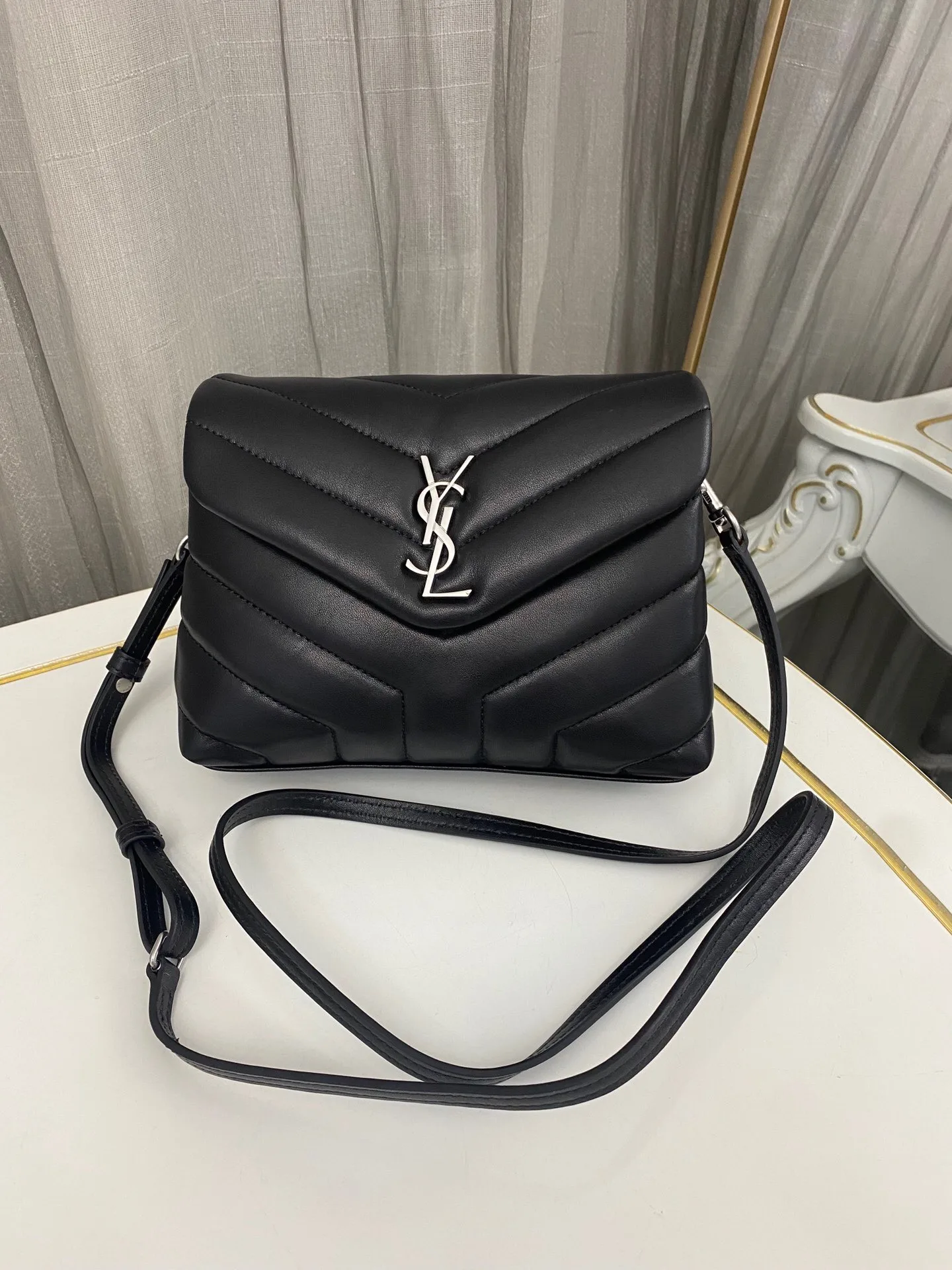 SAINT LAURENT Loulou Toy quilted leather shoulder bag black - Bag